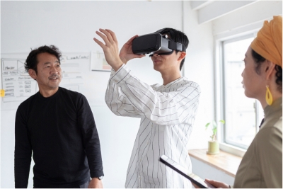 A student uses a virtual reality headset